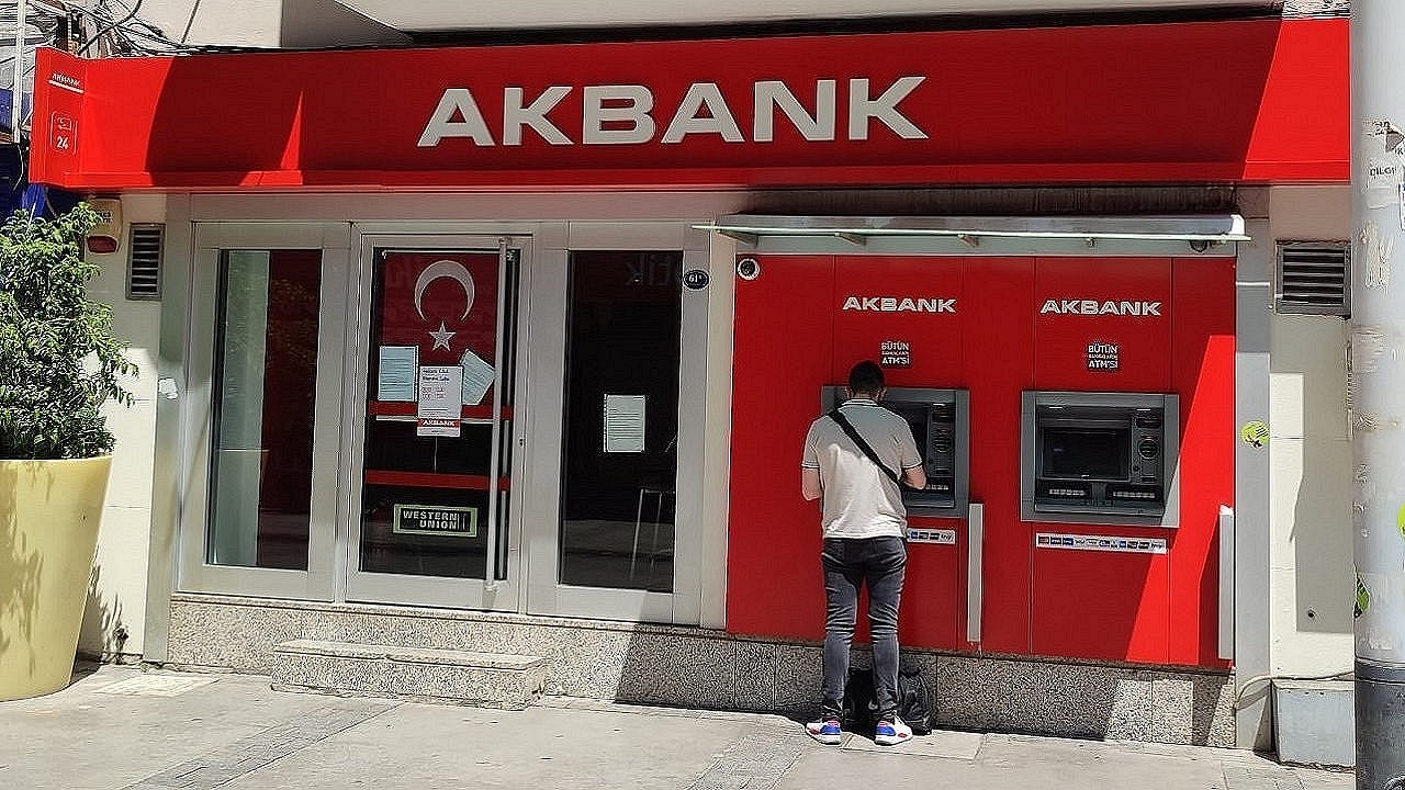 Akbank Emeklilere Özel Kredi Verecek! 100.000 TL 3 ay ertelemeli kredi başladı